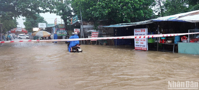 Người dân giăng dây cảnh báo người, phương tiện không lưu thông vào khu vực ngập sâu.