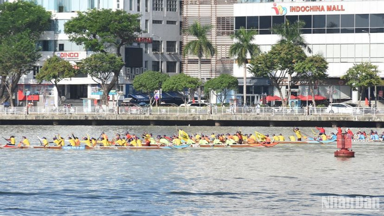 Theo quy định, ở nội dung đua dành cho nam, mỗi thuyền đua có 17 người, đua 5 vòng tương đương 7,5km; ở nội dung đua dành cho nữ, mỗi thuyền đua có 15 người, đua 3 vòng đôi tương đương 4,5km.(Ảnh: ANH ĐÀO)