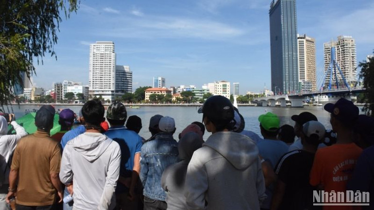 Người dân chen kín hai bên bờ Sông Hàn để theo dõi các đội đua. (Ảnh: ANH ĐÀO)