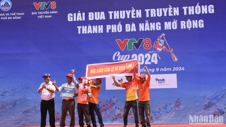 Đội cổ động viên xuất sắc, ấn tượng nhất tại giải. (Ảnh: ANH ĐÀO)