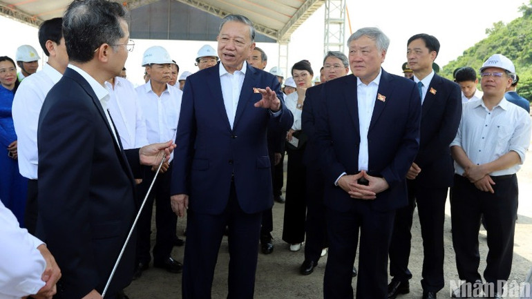 Tổng Bí thư Tô Lâm và Đoàn công tác cấp cao của Đảng, Nhà nước, Chính phủ thăm Dự án Cảng Liên Chiểu Đà Nẵng ngày 29/3. (Ảnh: ANH ĐÀO) Tổng Bí thư Tô Lâm và Đoàn công tác cấp cao của Đảng, Nhà nước, Chính phủ thăm Dự án Cảng Liên Chiểu Đà Nẵng ngày 29/3. (Ảnh: ANH ĐÀO)