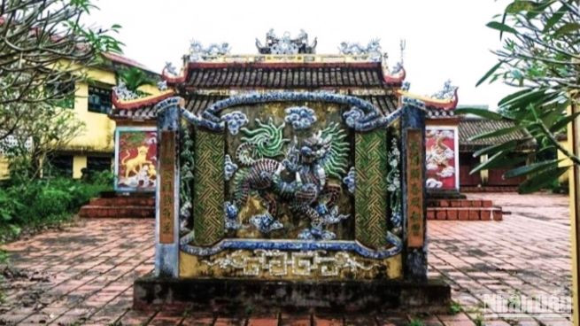 Tấm bình phong trước Đình Túy Loan. (Ảnh: ANH ĐÀO)