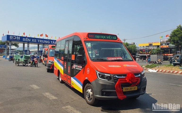 Những chuyến xe buýt đầu tiên nối lại Đà Nẵng-Quảng Nam, xuất bến sáng nay (26/4) tại bến xe Trung tâm Đà Nẵng. (Ảnh: ANH ĐÀO)