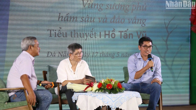 Nhà báo Hồ Tấn Vũ chia sẻ về tiểu thuyết “Vùng sương phủ, hầm sâu và đảo vắng”. (Ảnh: ANH ĐÀO) Nhà báo Hồ Tấn Vũ chia sẻ về tiểu thuyết “Vùng sương phủ, hầm sâu và đảo vắng”. (Ảnh: ANH ĐÀO)