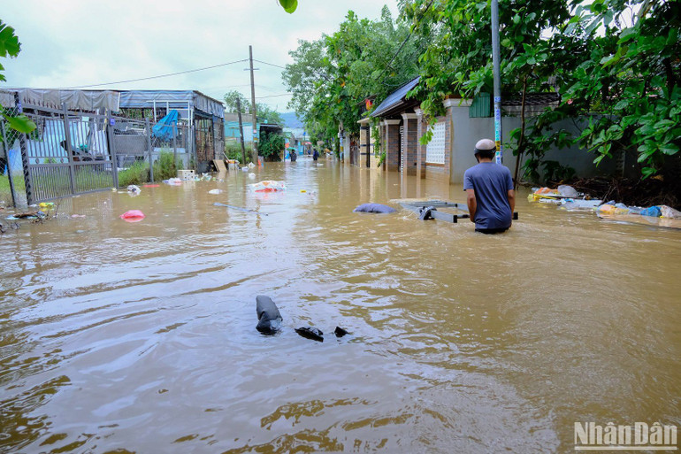 Hàng nghìn hộ dân tiếp tục cuộc di dời vì lũ. Hàng nghìn hộ dân tiếp tục cuộc di dời vì lũ.