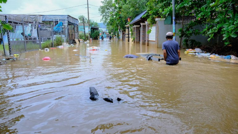 Nước lũ tràn vào khu vực đường Mẹ Suốt, ngày 17/10/2023. (Ảnh: ANH ĐÀO)