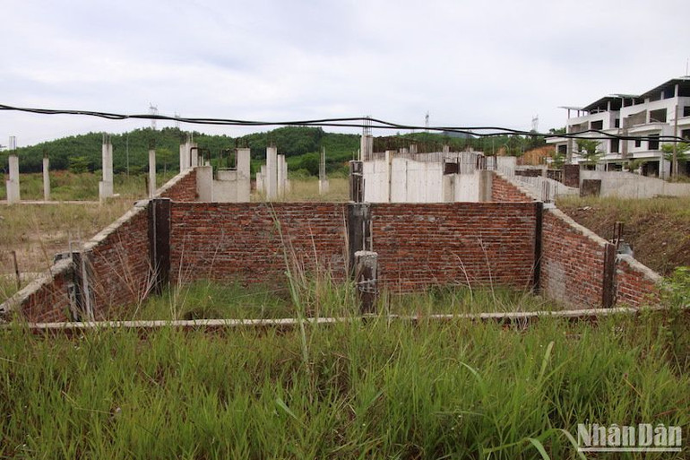 Doanh nghiệp gặp nhiều khó khăn, dự án ngừng trệ hơn một năm nay khiến các căn hộ biệt thự xuống cấp. (Ảnh: ANH ĐÀO) Doanh nghiệp gặp nhiều khó khăn, dự án ngừng trệ hơn một năm nay khiến các căn hộ biệt thự xuống cấp. (Ảnh: ANH ĐÀO)