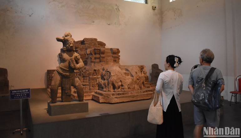 Một góc trưng bày tại khu vực lõi, phía trên hiện vật là khu vực tường xuống cấp thấm mốc. (Ảnh ANH ĐÀO)