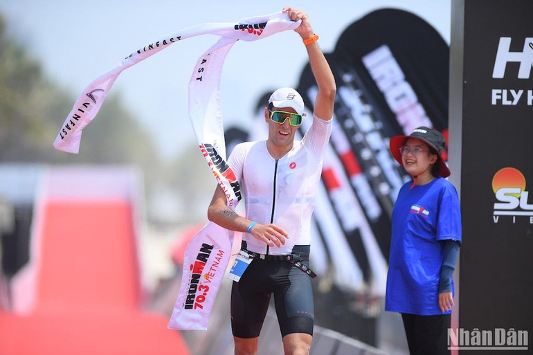 Fabien Celeste - quán quân VinFast IRONMAN 70.3 Việt Nam năm 2024.