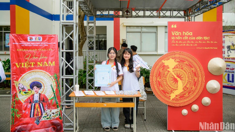 Không gian văn hóa tại “VKU Campus Tour 2025”. (Ảnh: ANH ĐÀO)