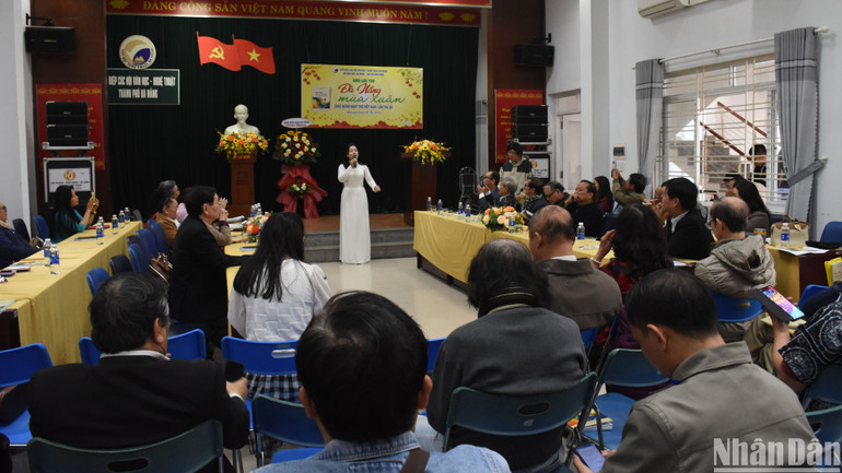 Ca sĩ Vân Lê trình bày ca khúc Tương tư Huế - một trong ba tác phẩm của nhạc sĩ Nguyễn Duy Khoái được trao tặng Giải thưởng Nhà nước về Văn học Nghệ thuật năm 2022. (Ảnh: ANH ĐÀO)