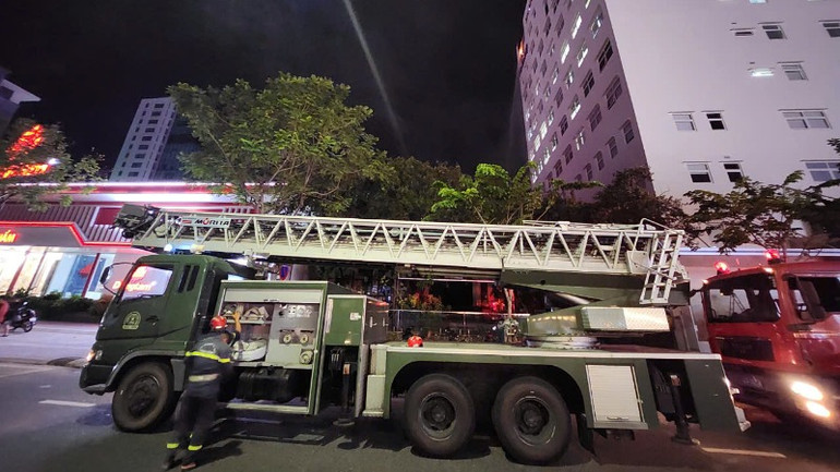 Xe thang chuyên dụng được điều động đến hiện trường nhanh chóng xử lý vụ cháy. (Ảnh H.G) Xe thang chuyên dụng được điều động đến hiện trường nhanh chóng xử lý vụ cháy. (Ảnh H.G)