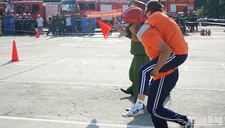 Đưa người bị thương ra khỏi đám cháy.