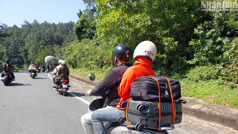 Sinh viên chở theo hành lý trở lại thành phố Đà Nẵng tiếp tục công tác, học tập sau kỳ nghỉ Tết Nguyên đán Ất Tỵ 2025. (Ảnh: ANH ĐÀO) Sinh viên chở theo hành lý trở lại thành phố Đà Nẵng tiếp tục công tác, học tập sau kỳ nghỉ Tết Nguyên đán Ất Tỵ 2025. (Ảnh: ANH ĐÀO)