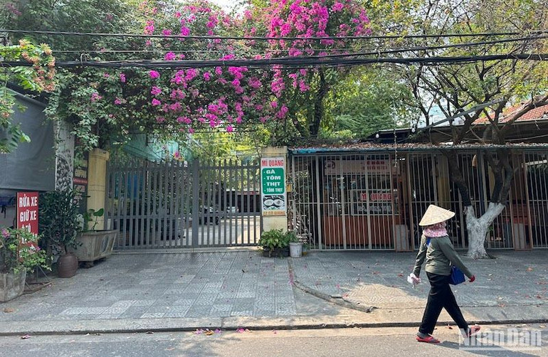 Nhà đất số 22 Cô Giang, bà Nguyễn Thị Thu Hiền (vợ của Phan Văn Anh Vũ) có ý kiến, nhà đất này là tài sản đứng tên bà, bà không có trách nhiệm phải dùng tài sản của mình được tạo lập hợp pháp để chịu trách nhiệm thi hành bản án hay thực hiện nghĩa vụ tài chính cho bất kỳ một bên thứ ba nào khác. Trường hợp Ủy ban nhân dân Đà Nẵng thu hồi các tài sản nêu trên thì Ủy ban nhân dân thành phố Đà Nẵng và các tổ chức, cá nhân liên quan có hành vi sai phạm phải bồi thường thiệt hại cho bà Hiền. Nhà đất này hiện đang được sử dụng kinh doanh quán ăn. (Ảnh: ANH ĐÀO)