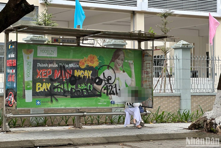 Tại trạm dừng xe buýt trên đường Lê Lợi.