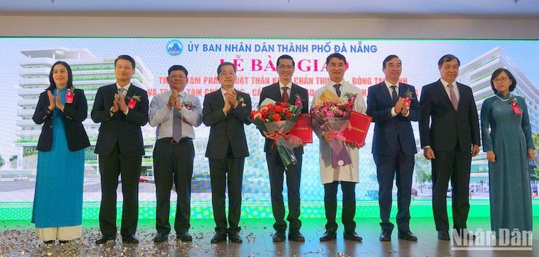 Thành phố Đà Nẵng chính thức bàn giao, đưa hai công trình y tế trọng điểm được đầu tư gần 1.000 tỷ đồng vào hoạt động. Ảnh: ANH ĐÀO