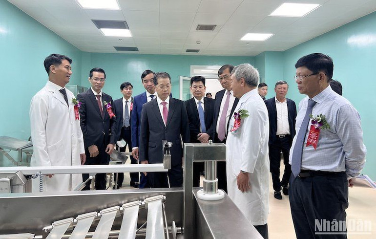 Lãnh đạo thành phố Đà Nẵng tham quan bên trong công trình. Ảnh: ANH ĐÀO