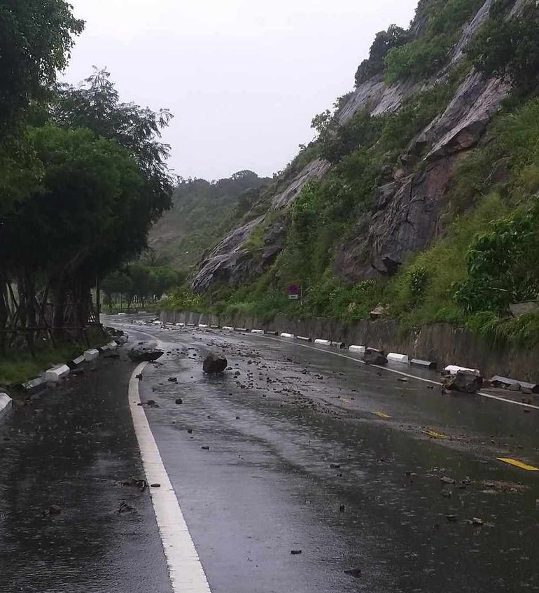 Đá rơi xuống đường lên bán đảo Sơn Trà sau đợt mưa lớn 3 ngày qua.