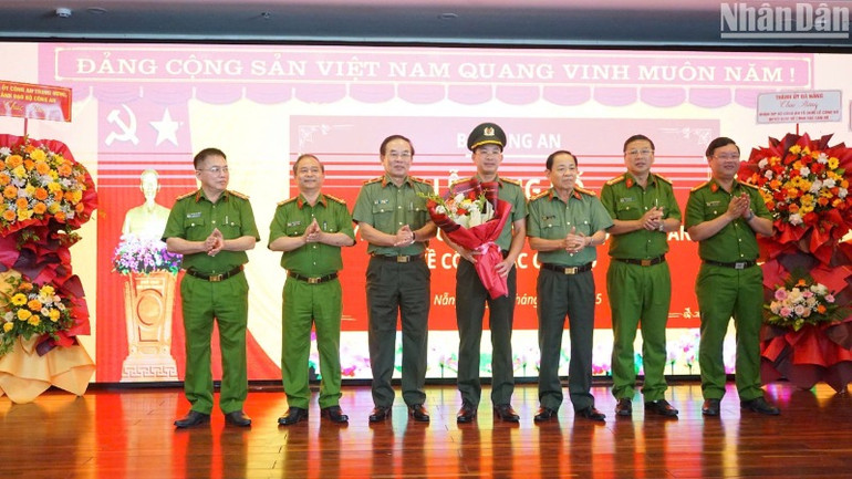 Ban giám đốc Công an Đà Nẵng tặng hoa chúc mừng Thượng tá Nguyễn Đại Đồng nhận nhiệm vụ mới. (Ảnh: ANH ĐÀO)