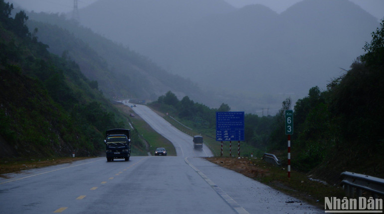 Ông Nguyễn Thanh Bình, Giám đốc Khu quản lý đường bộ III (Cục đường bộ Việt Nam) cho hay, nhiều trường hợp lưu thông trên tuyến đường này chưa bảo đảm về ý thức chấp hành hạn chế tốc độ 60km/giờ đối với xe khách trên 16 chỗ, xe tải trên 10 tấn. Ngoài kiến nghị cảnh sát giao thông thường xuyên tuần tra, xử lý vi phạm, ông Bình đề xuất lắp đặt hệ thống chiếu sáng, camera giám sát. Các nhà mạng cần bổ sung trạm phát sóng trên tuyến để phục vụ cho công tác cứu hộ, cứu nạn khi cần thiết.