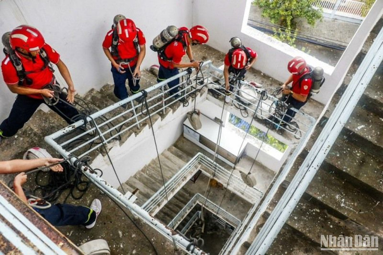 Tổ chữa cháy và cứu nạn, cứu hộ đặc biệt luyện tập, sẵn sàng nhận nhiệm vụ.