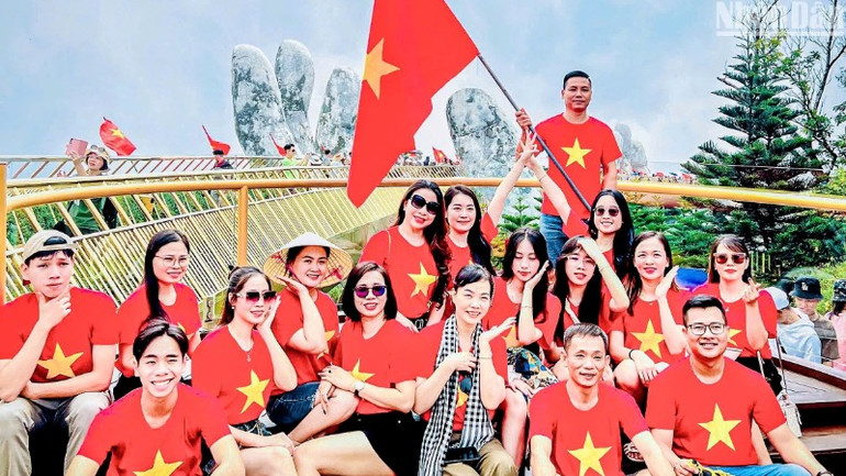 Đà Nẵng khẳng định là Điểm đến lý tưởng cho du lịch kết hợp sự kiện, hội nghị và hội thảo. Trong ảnh là đoàn khách do Công ty trách nhiệm hữu hạn một thành viên Thương mại và dịch vụ du lịch Võ Đà Nẵng (Vodatours) khai thác, hướng dẫn tham quan Bà Nà Hills. (Ảnh: ANH ĐÀO)