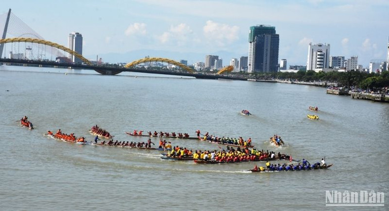 Các đội nam quyết liệt tranh tài. (Ảnh: ANH ĐÀO)