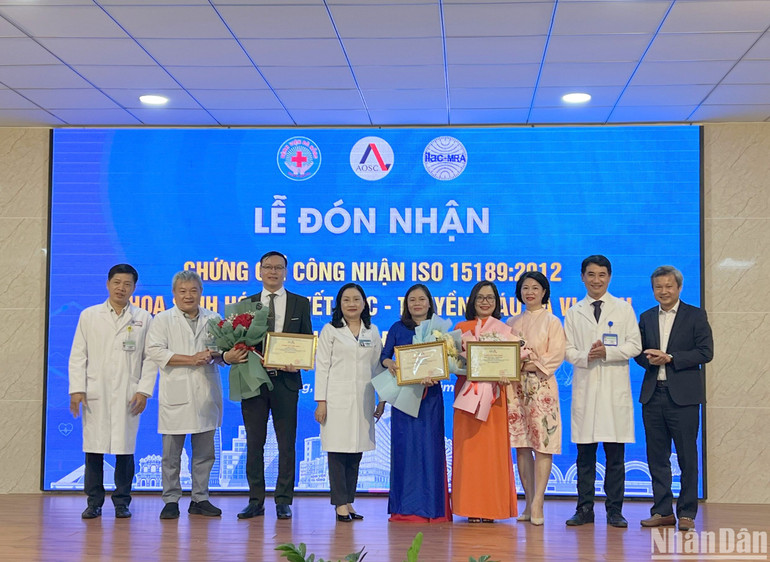 Ban giám đốc Bệnh viện Đà Nẵng chúc mừng các Khoa xét nghiệm đạt chuẩn ISO 15189:2012.