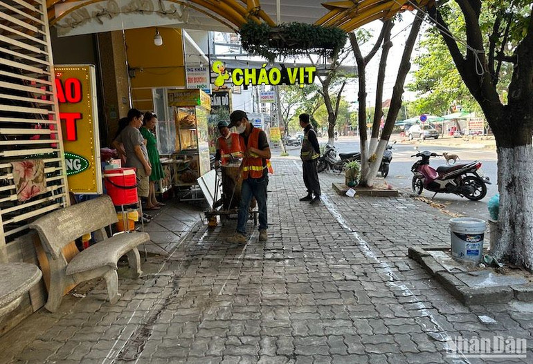 Các tuyến đường trên địa bàn thành phố sẽ được kẻ vạch hoàn thành trước ngày 20/4. Ảnh: ANH ĐÀO