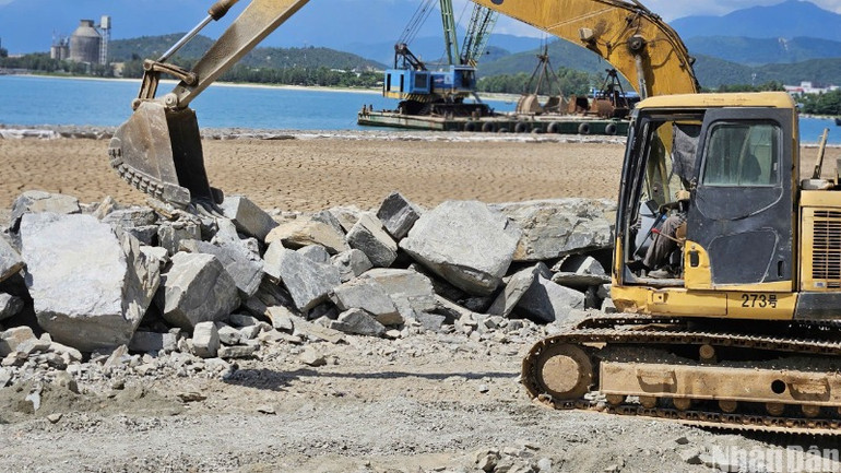 Dự án đầu tư xây dựng bến cảng Liên Chiểu - Phần cơ sở hạ tầng dùng chung đang thi công. (Ảnh: ANH ĐÀO)