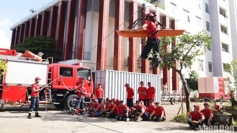 Hai tổ cảnh sát chữa cháy và cứu nạn, cứu hộ đặc biệt tinh nhuệ trên cạn và dưới nước có 21 cán bộ, chiến sĩ., được trang bị kỹ năng chuyên môn cao. (Ảnh: ANH ĐÀO)