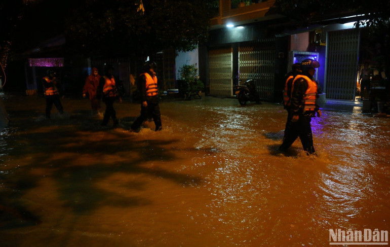 Đây là lần thứ 3 trong vòng ba tuần, khu vực đường Mẹ Suốt ngập lũ. (Ảnh: ANH ĐÀO)