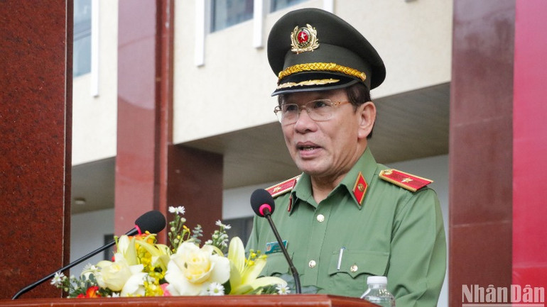 Thiếu tướng Vũ Xuân Viên, Giám đốc Công an thành phố Đà Nẵng phát biểu tại Lễ ra quân sáng ngày 12/12. (Ảnh: ANH ĐÀO)