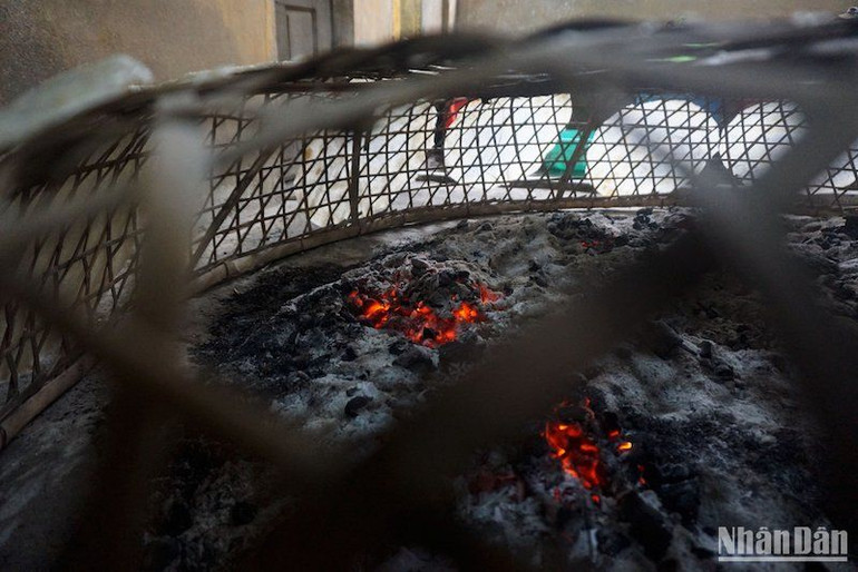 Bánh tráng Túy Loan được làm thủ công hoàn toàn, sấy khô bằng than củi. Ảnh: ANH ĐÀO