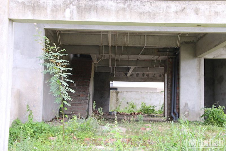 Phần xây dựng thô hoàn thiện và bỏ hoang. (Ảnh: ANH ĐÀO) Phần xây dựng thô hoàn thiện và bỏ hoang. (Ảnh: ANH ĐÀO)