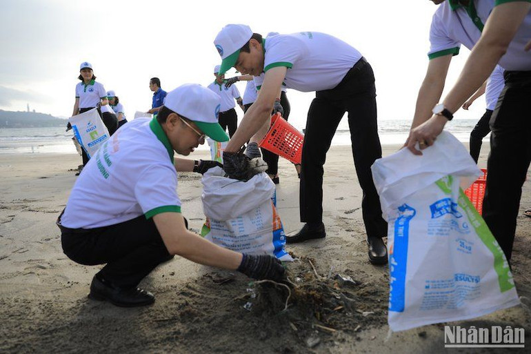 Bí thư Thành ủy Đà Nẵng Nguyễn Văn Quảng cùng lãnh đạo thành phố Đà Nẵng tham gia làm sạch bãi biển Thọ Quang-Mân Thái, sáng 24/2. Ảnh: ANH ĐÀO