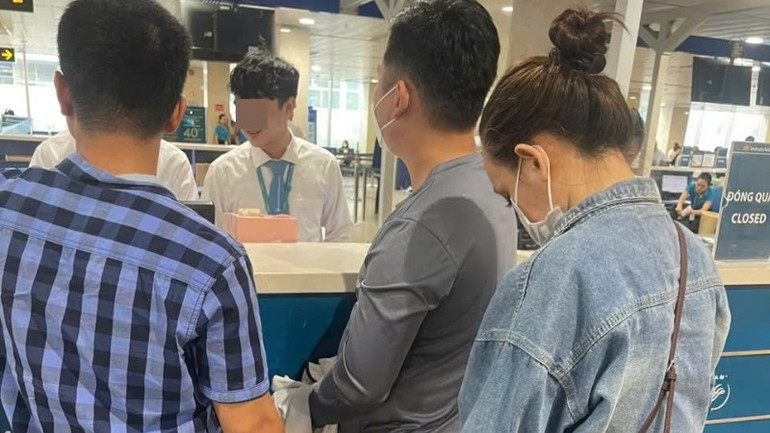 Lực lượng chức năng bắt giữ đối tượng Nguyễn Ngọc Hậu và di lí về Đà Nẵng phục vụ công tác điều tra. (Ảnh: Công an cung cấp)