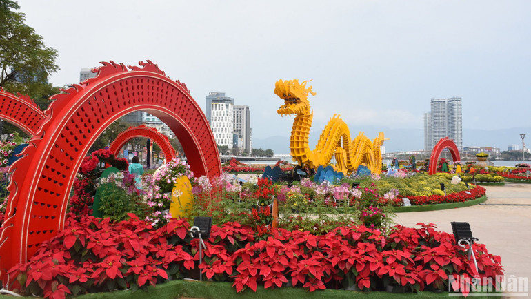 Một góc đường hoa Tết Đà Nẵng sáng 28 Tết. (Ảnh: ANH ĐÀO) Một góc đường hoa Tết Đà Nẵng sáng 28 Tết. (Ảnh: ANH ĐÀO)