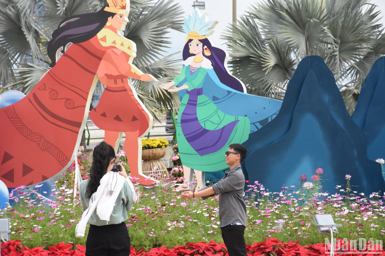 Nhiều bạn trẻ Đà Nẵng du xuân sớm bên đường hoa Tết - Phối cảnh cụm chi tiết "Lạc Long Quân và Âu Cơ" ở quảng trường phía nam đuôi cầu Rồng. (Ảnh: ANH ĐÀO) Nhiều bạn trẻ Đà Nẵng du xuân sớm bên đường hoa Tết - Phối cảnh cụm chi tiết "Lạc Long Quân và Âu Cơ" ở quảng trường phía nam đuôi cầu Rồng. (Ảnh: ANH ĐÀO)