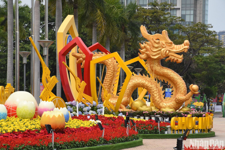 Tại điểm vỉa hè khu vực cầu chữ T trước số 42 Bạch Đằng, linh vật chính là hình ảnh rồng cách điệu được lấy từ “Dấu ấn rồng thiêng” nhằm khơi gợi ký ức về thời vua Hùng dựng nước, hình ảnh đàn chim lạc bay lên thể hiện khát vọng vươn cao, vươn xa ra thế giới của thành phố Đà Nẵng. (Ảnh: ANH ĐÀO) Tại điểm vỉa hè khu vực cầu chữ T trước số 42 Bạch Đằng, linh vật chính là hình ảnh rồng cách điệu được lấy từ “Dấu ấn rồng thiêng” nhằm khơi gợi ký ức về thời vua Hùng dựng nước, hình ảnh đàn chim lạc bay lên thể hiện khát vọng vươn cao, vươn xa ra thế giới của thành phố Đà Nẵng. (Ảnh: ANH ĐÀO)