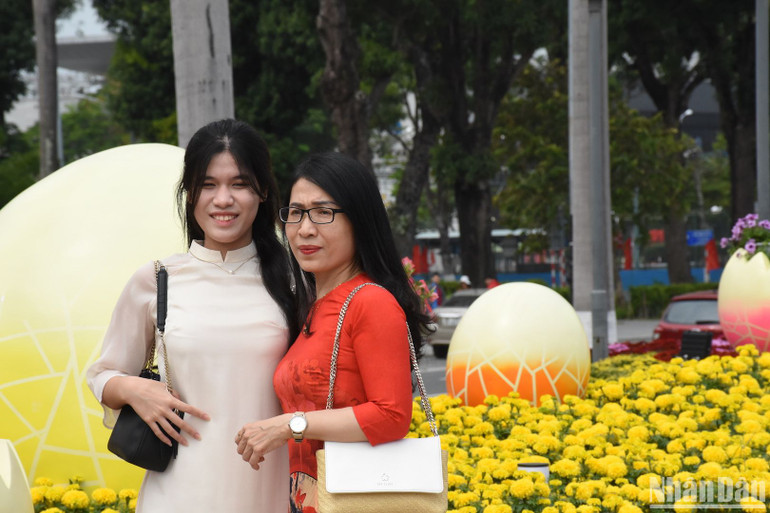 Người dân Đà Nẵng chụp hình lưu niệm tại đường hoa Tết ngày 28 Tết. (Ảnh: ANH ĐÀO) Người dân Đà Nẵng chụp hình lưu niệm tại đường hoa Tết ngày 28 Tết. (Ảnh: ANH ĐÀO)