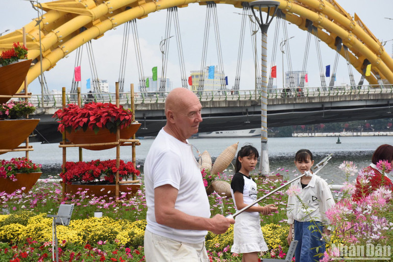 Đường hoa Tết Đà Nẵng Xuân Giáp Thìn 2024 thu hút du khách nước ngoài tham quan, trải nghiệm. (Ảnh: ANH ĐÀO) Đường hoa Tết Đà Nẵng Xuân Giáp Thìn 2024 thu hút du khách nước ngoài tham quan, trải nghiệm. (Ảnh: ANH ĐÀO)