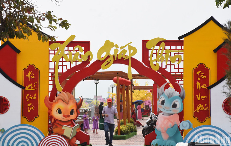 Đường hoa Tết Đà Nẵng mở cửa phục vụ người dân, du khách từ hôm nay (7/2). (Ảnh: ANH ĐÀO) Đường hoa Tết Đà Nẵng mở cửa phục vụ người dân, du khách từ hôm nay (7/2). (Ảnh: ANH ĐÀO)