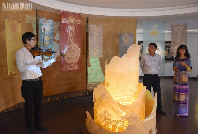 Một góc ấn tượng của triển lãm. (Ảnh: ANH ĐÀO)
