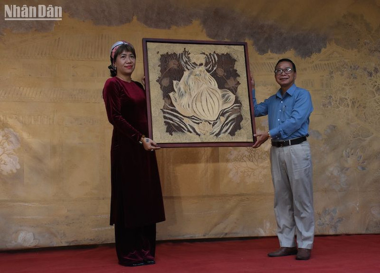 Ban tổ chức hiến tặng tác phẩm cho Bảo tàng Mỹ thuật Đà Nẵng. (Ảnh: ANH ĐÀO)