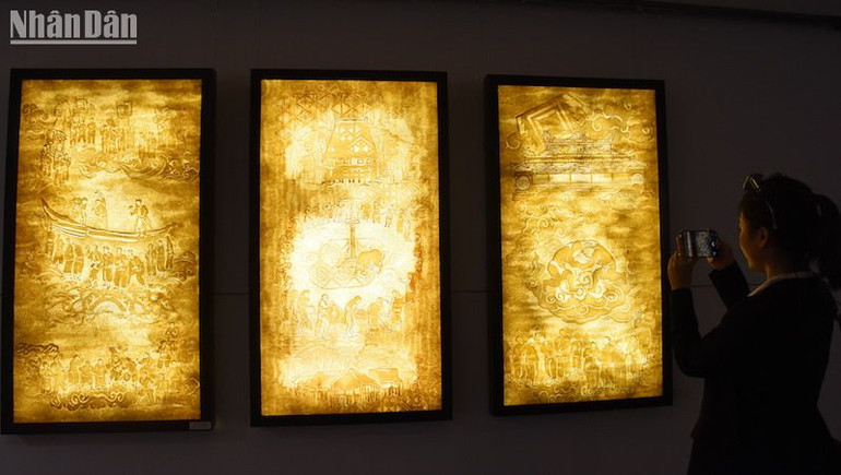 Người dân tham quan triển lãm. (Ảnh: ANH ĐÀO)