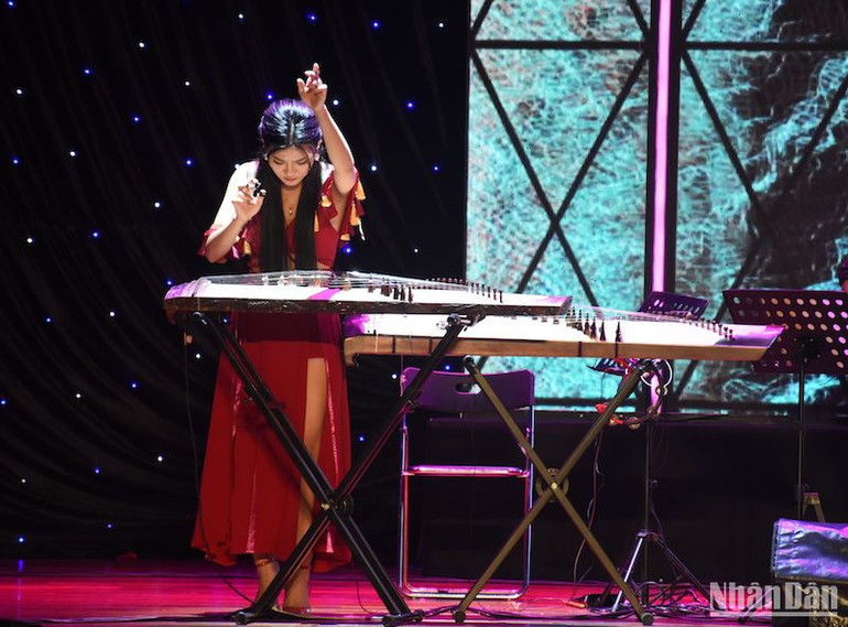Ấn tượng tiết mục độc tấu Luân vũ. Ảnh ANH ĐÀO