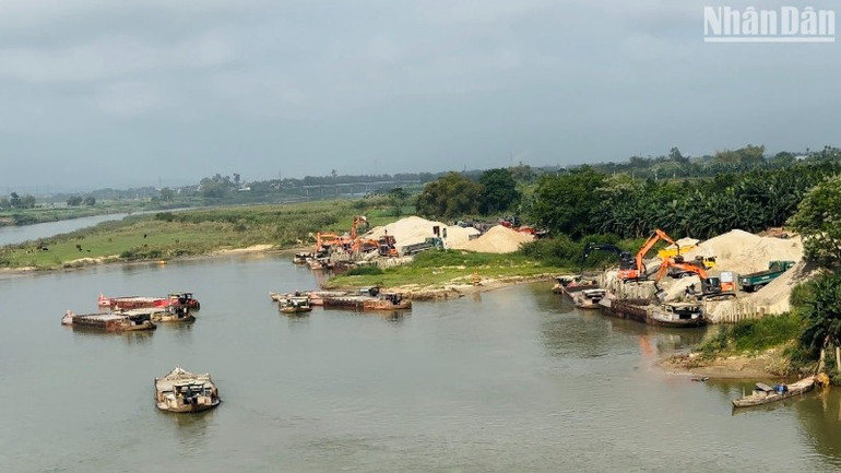 Thường trực Hội đồng nhân dân thành phố Đà Nẵng yêu cầu Ủy ban nhân dân thành phố Đà Nẵng làm việc với Ủy ban nhân dân tỉnh Quảng Nam có phương án nâng công suất khai thác trong giai đoạn hiện nay để bình ổn thị trường cung ứng cát xây dựng trong khu vực. (Ảnh: ANH ĐÀO)