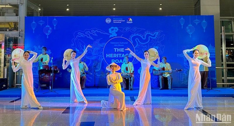 Biểu diễn nghệ thuật như chương trình “Con đường di sản” tại Nhà ga quốc tế Đà Nẵng. (Ảnh ANH ĐÀO)